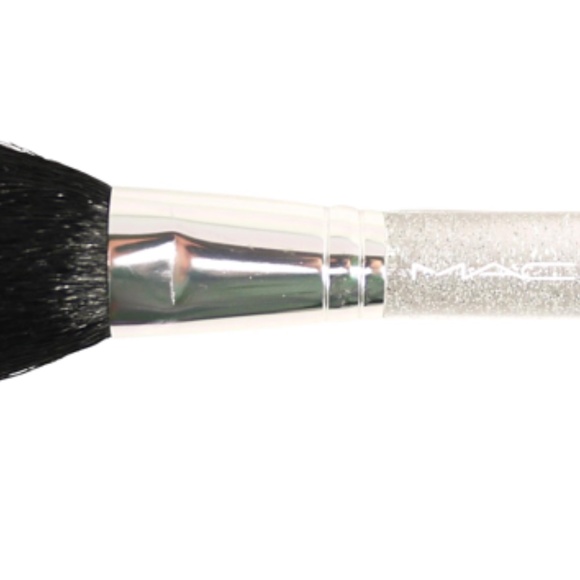 M.A.C. 129SE BRUSH - ICE COLLECTION - Picture 1 of 2